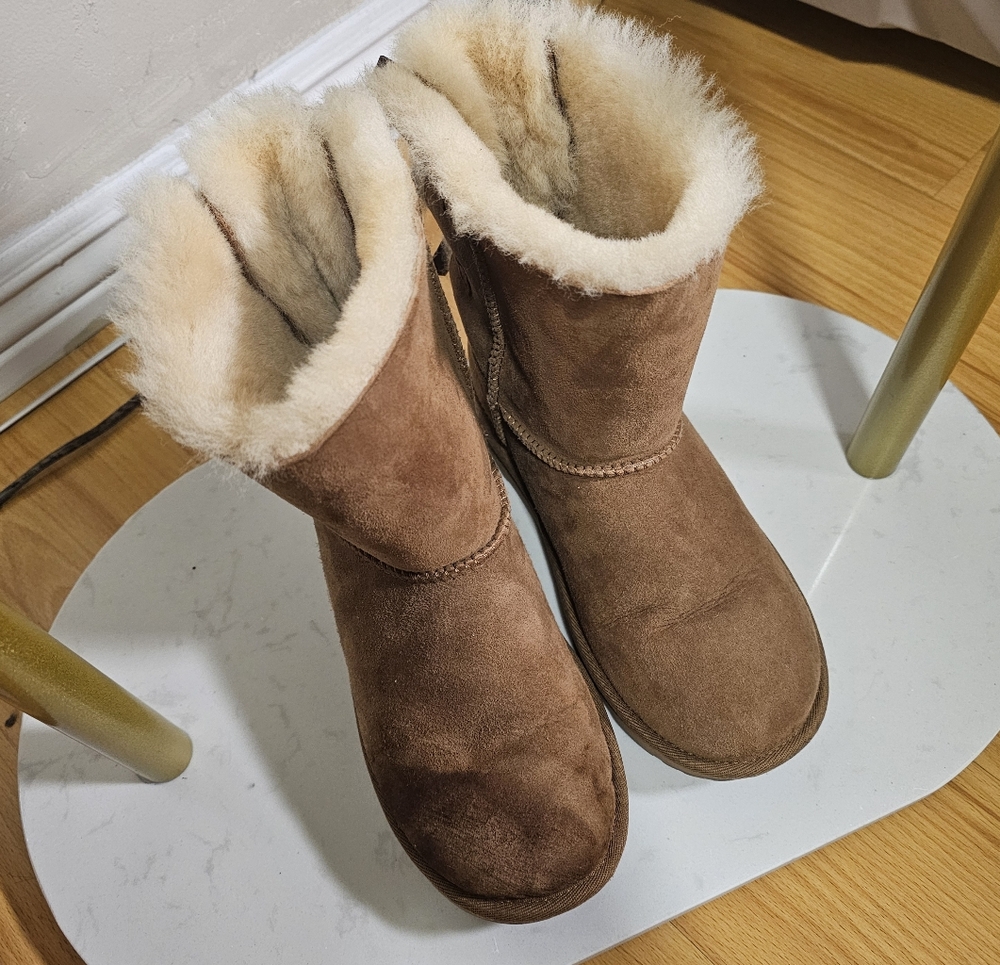 UGG MINI BAILEY BOW 2 SZ 4 USED BROWN